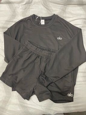 Black alo set (crewneck and shorts)